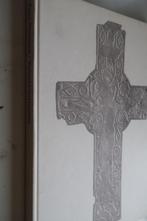 Verbeeld vertrouwen,kerk mens  kruishout en doodskop 1975, Ophalen of Verzenden, , Regn. Steensma, 20e eeuw of later, Gelezen