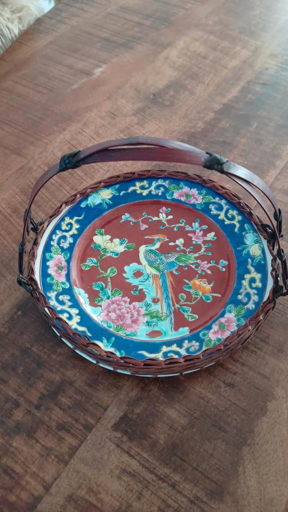 Antiek Meiji Yamatoku Porseleinen Bord met Rotan Mand, Antiek en Kunst, Antiek | Schalen, Ophalen of Verzenden