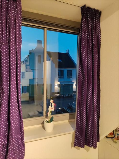 Verduisterende gordijnen paars/stippen (moet voor 26-5 weg), Huis en Inrichting, Stoffering | Gordijnen en Lamellen, Zo goed als nieuw