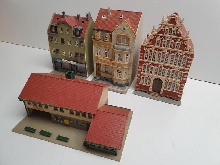 KIBRI H0 3x grote stadshuizen + 1x POLA postkantoor t.e.a.b., Hobby en Vrije tijd, Modeltreinen | H0, Gebruikt, Brug, Tunnel of Gebouw