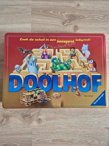 Doolhof in gouden blik beschikbaar voor biedingen