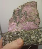 Gemonteerd stuk PURPURIET (Heterosiet) van 480 gram., Verzenden, Overige typen