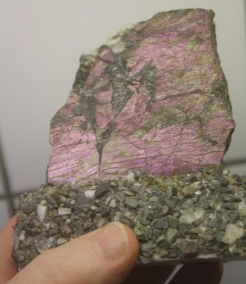Gemonteerd stuk PURPURIET (Heterosiet) van 480 gram. beschikbaar voor biedingen
