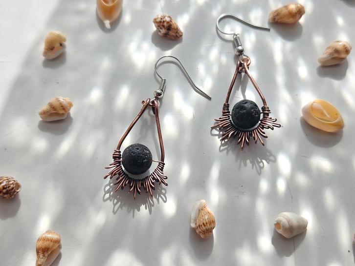Flame Guards, handgemaakte koperen oorbellen met lavasteen., Sieraden, Tassen en Uiterlijk, Oorbellen, Zo goed als nieuw, Hangers