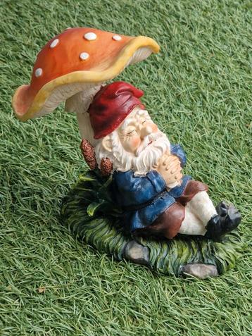 Tuinkabouter onder paddenstoel beeld - herfstdecoratie  beschikbaar voor biedingen