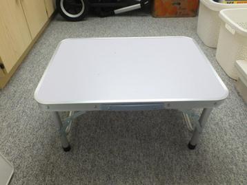 bijzettafel beschikbaar voor biedingen