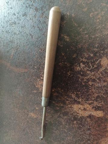 Haaknaald met houten handvat beschikbaar voor biedingen