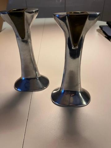 Twee vintage brutalistische kandelaars David Marshall beschikbaar voor biedingen