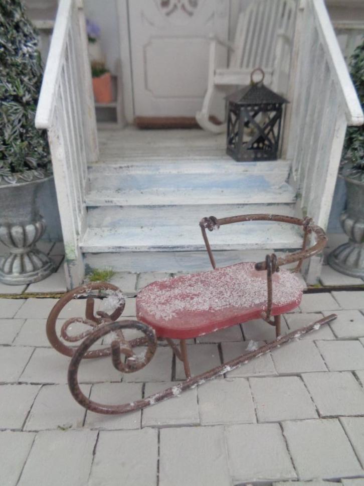 Oude slee…licht besneeuwd..Poppenhuis 1:12... (Fotonr F131)*, Verzamelen, Poppenhuizen en Toebehoren, Nieuw, Poppenhuis, Ophalen of Verzenden