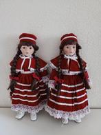 2 Identieke Porseleinen Poppen in een Bordeauxrode outfit, Verzamelen, Poppen, Ophalen of Verzenden, Gebruikt, Pop