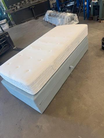 Eenpersoons boxspring met opslagruimte!  beschikbaar voor biedingen