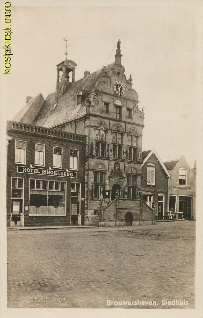 Brouwershaven - Stadhuis [KRST009-0590, Verzamelen, Ansichtkaarten | Nederland, Ongelopen, Zeeland, 1940 tot 1960, Verzenden