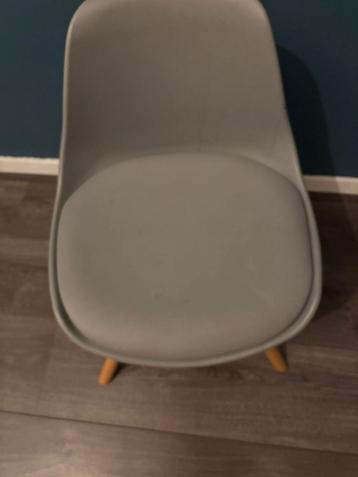 Kinderstoeltje grijs beschikbaar voor biedingen