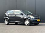 Daihatsu Sirion - Nieuwe APK - 1e Eigenaar - Dealer Onderhou, Voorwielaandrijving, Euro 5, 4 cilinders, Zwart