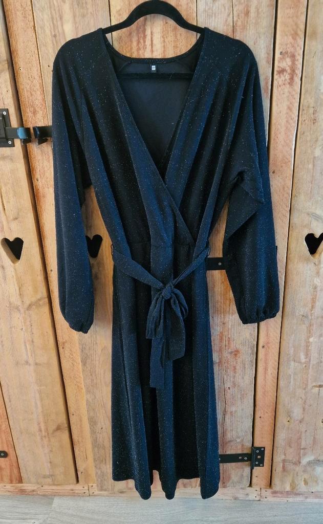 Hema overslaglook zwarte jurk met glitter + zakken maat L, Kleding | Dames, Jurken, Zo goed als nieuw, Maat 42/44 (L), Zwart, Knielengte