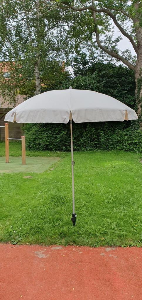 Crème parasol met grondpen, zo goed als nieuw, Tuin en Terras, Parasols, Zo goed als nieuw, Stokparasol, Ophalen of Verzenden