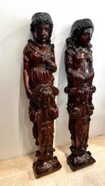 Twee klasieke beelden / oude staanders / bouwelementen, Ophalen