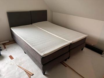 Bed 160x200 boxspring grijs beschikbaar voor biedingen