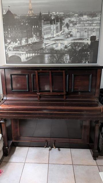 Klassieke Koloniale Houten Piano beschikbaar voor biedingen