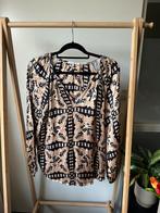 Nukus blouse satijnstof goud zwart patroon, Kleding | Dames, Blouses en Tunieken, Maat 38/40 (M), Zwart, Ophalen of Verzenden