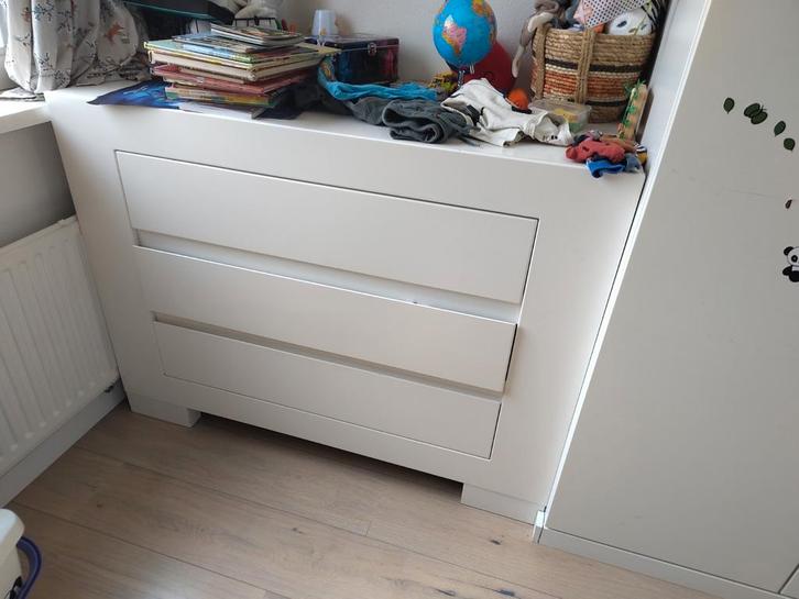 Gratis ophalen - witte commode met 3 lades, Kinderen en Baby's, Kinderkamer | Commodes en Kasten, Gebruikt, Commode, 90 tot 105 cm
