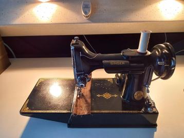 Vintage naaimachine beschikbaar voor biedingen