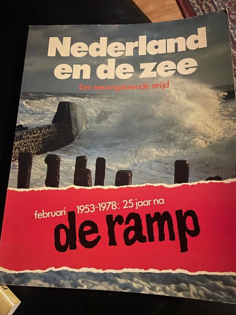 25 Jaar na de Watersnood - Herdenkingsboek, Ophalen of Verzenden, 20e eeuw of later, Gelezen