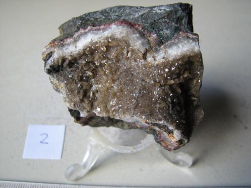 Mooi stuk met Kwarts/Calciet Kristallen op Bazalt.nr 2, Verzamelen, Mineralen en Fossielen, Mineraal, Verzenden