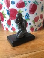 Bronzen beeldje van knielende figuur moeders voor moeders, Antiek en Kunst, Ophalen of Verzenden