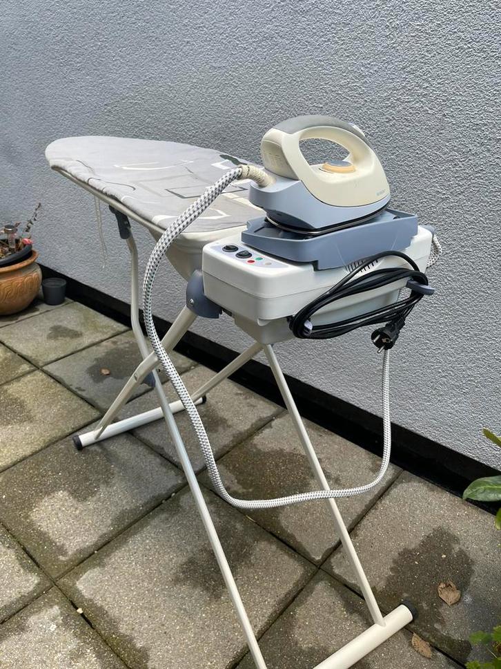 Strijkplank met stoomgeneratorhouder en strijkijzer, Witgoed en Apparatuur, Strijkijzers en Strijkplanken, Zo goed als nieuw, Ophalen of Verzenden