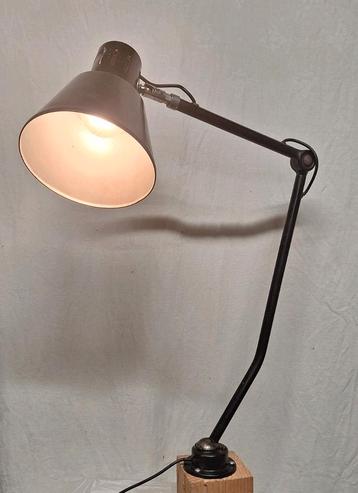 gelede industriële fabriekshanglamp jaren 50 Bauhaus  beschikbaar voor biedingen