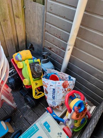 Buitenspeelgoed beschikbaar voor biedingen