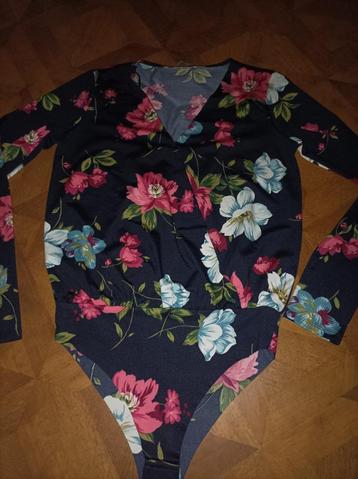 Stradivarius body top bloemen maat M/38 beschikbaar voor biedingen