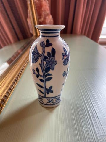 Prachtig klein blauw wit vaasje beschikbaar voor biedingen