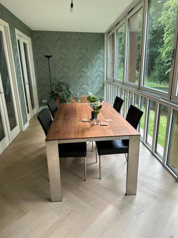 8 persoonstafel Bert Plantagie 1.80x1.00. Noten met RVS poot beschikbaar voor biedingen