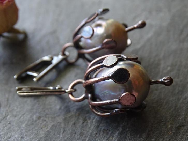 Zilveren oorbellen met parels in de form van een bloem., Sieraden, Tassen en Uiterlijk, Oorbellen, Nieuw, Hangers, Zilver, Overige kleuren