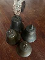 4 antieke bronzen bellen met klepel €25,-, Antiek en Kunst, Antiek | Koper en Brons, Ophalen of Verzenden, Brons