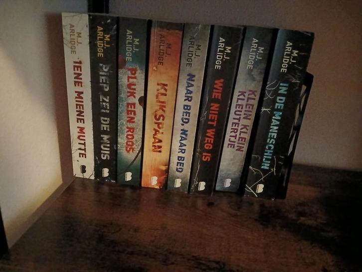 M.J. Arlidge - Helen Grace 1 tot en met 8, Boeken, Thrillers, Zo goed als nieuw, Ophalen