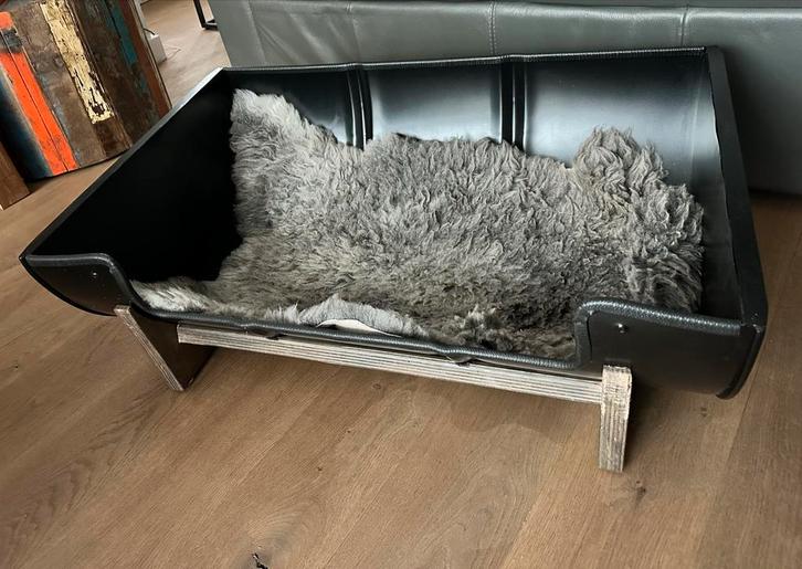Hondenmand gemaakt van olieton op hout onderstel., Dieren en Toebehoren, Hondenmanden, Gebruikt, Overige, Ophalen