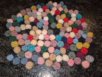 Gekleurde Pompons - Handgemaakt beschikbaar voor biedingen