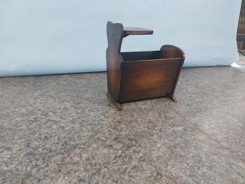 Net wat andere klassieke. eiken krantenbak/lectuurbak 500614, Antiek en Kunst, Antiek | Woonaccessoires, Ophalen