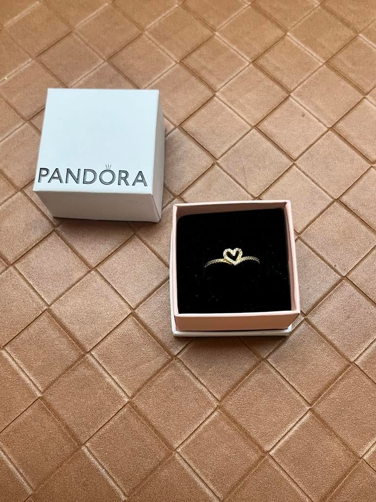 Pandora ringen - Rode hartjes ring, Met kristal, Gebruikt, Ophalen of Verzenden, 17 tot 18