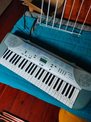 Casio keyboard. Werkt zowel op stroom als batterijen  beschikbaar voor biedingen