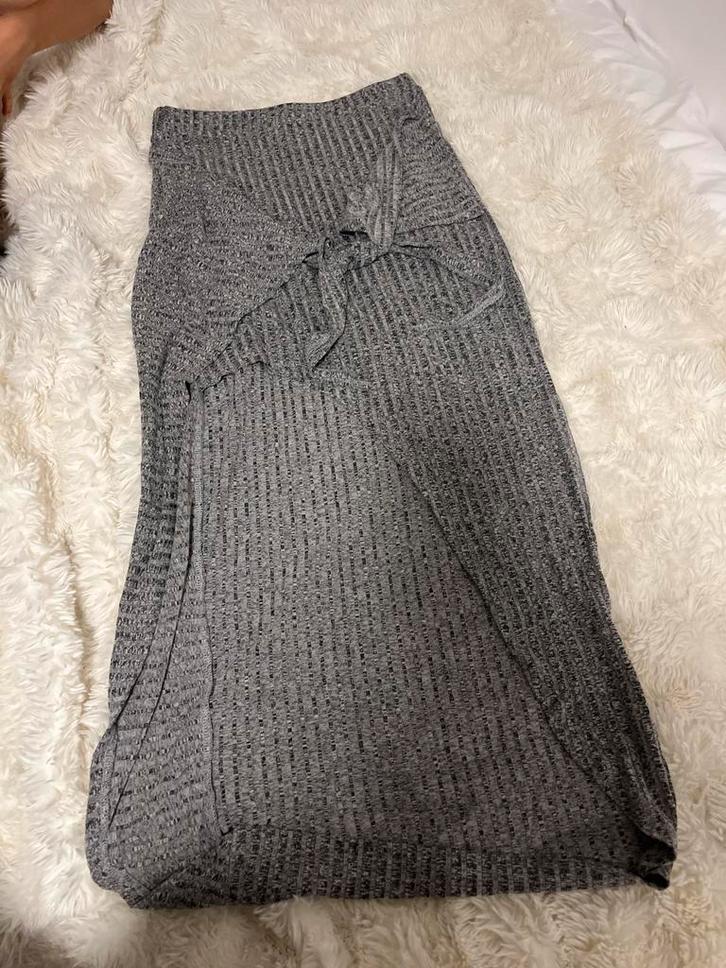 Grijze Elegante Rok, Kleding | Dames, Rokken, Zo goed als nieuw, Maat 38/40 (M), Grijs, Onder de knie, Ophalen of Verzenden