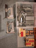 2x oude Senco pneumatische tackers inclusief bak met nietten, Ophalen, Gebruikt