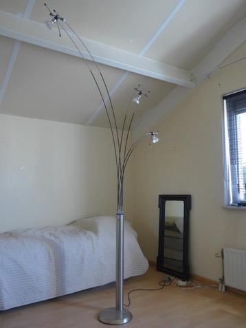 Vintage vloerlamp beschikbaar voor biedingen