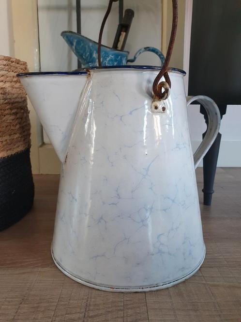 Zeer grote antieke Wit / blauw gemêleerde schenkkan €35, Antiek en Kunst, Antiek | Emaille, Ophalen of Verzenden