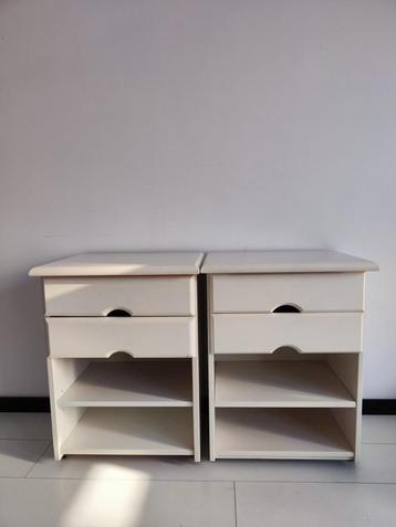 Twee witte houten nachtkastjes / Two white bedside table  beschikbaar voor biedingen