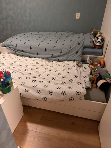 Uitschuifbaar bed met opberlades beschikbaar voor biedingen