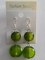 Kleine glazen groene rondjes aan zilveren haakje oorbellen, Sieraden, Tassen en Uiterlijk, Oorbellen, Hangers, Nieuw, Ophalen of Verzenden